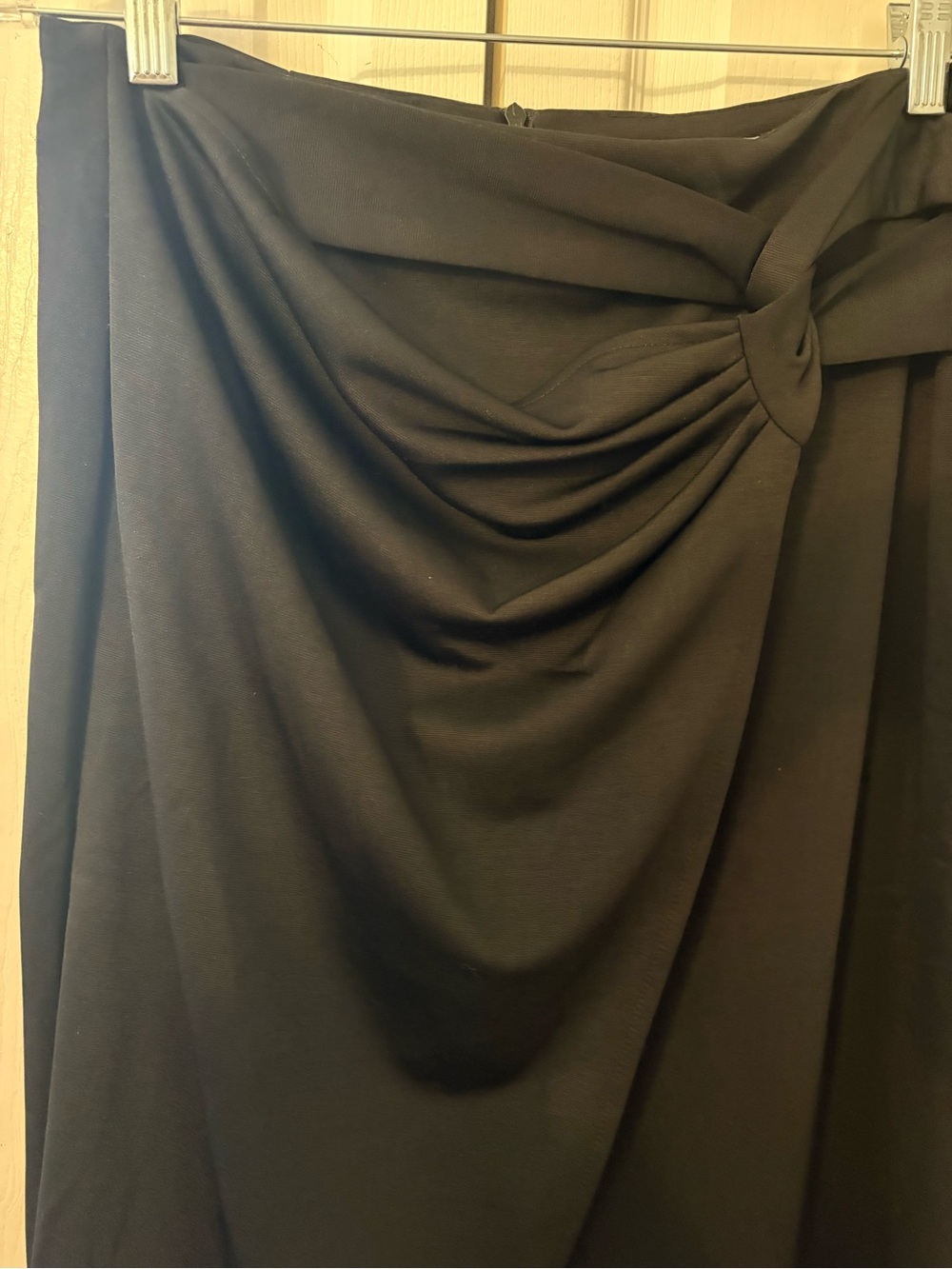 Title:

Black Midi Skirt Women’s Size 4 Classic Versatile